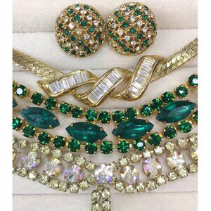 Hi, I'm Chrys. I love to collect and sell vintage to modern Jewelry💖
